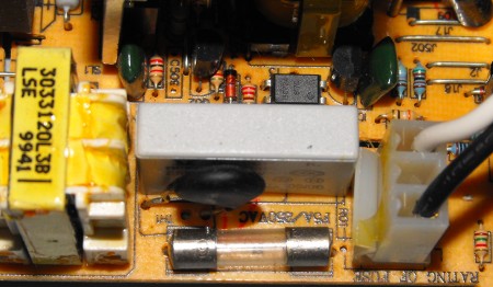 Bescheidenes Duett aus einfacher Schmelzsicherung und NTC-Widerstand (Thermistor) zur Einschaltstrombegrenzung