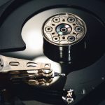 Laute Umgebung kann die HDD schädigen und zu Systemabstürzen führen